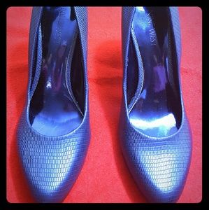 Like new Blue nine West pump size 8